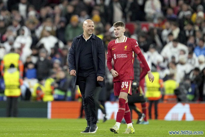 Liverpools manager Arne Slot and Liverpools Conor Bradley react at the end of the Champions League opening phase soccer match between Liverpool and Real Madrid at Anfield Stadium, Liverpool, England, Wednesday, Nov. 27, 2024. (AP Photo/Jon Super)