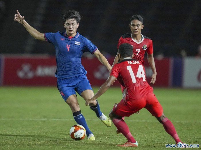 Thailands Jonathan Khemdee, left, battles for the ball against Indonesias Muhammad Fajar Fathur during their mens final soccer match at the 32nd Southeast Asian Games in Phnom Penh, Cambodia, Tuesday, May 16, 2023. (AP Photo/Tatan Syuflana)