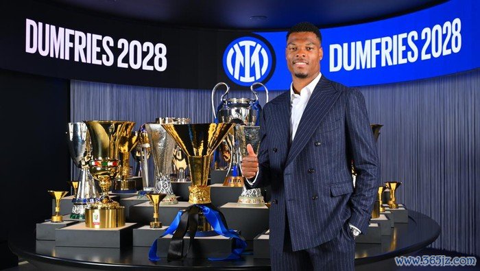 MILAN, ITALY - NOVEMBER 27: Denzel Dumfries poses as FC Internazionale extends his contract at Inter HQ on November 27, 2024 in Milan, Italy. (Photo by Mattia Pistoia - Inter/Inter via Getty Images)