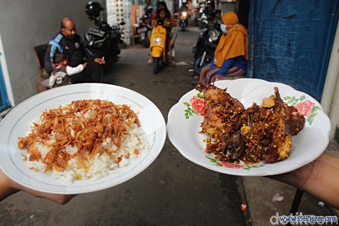 Nasi Uduk Bu Amah: Gurihnya Nasi Uduk Ayam Goreng yang Ludes Terjual 1 Jam